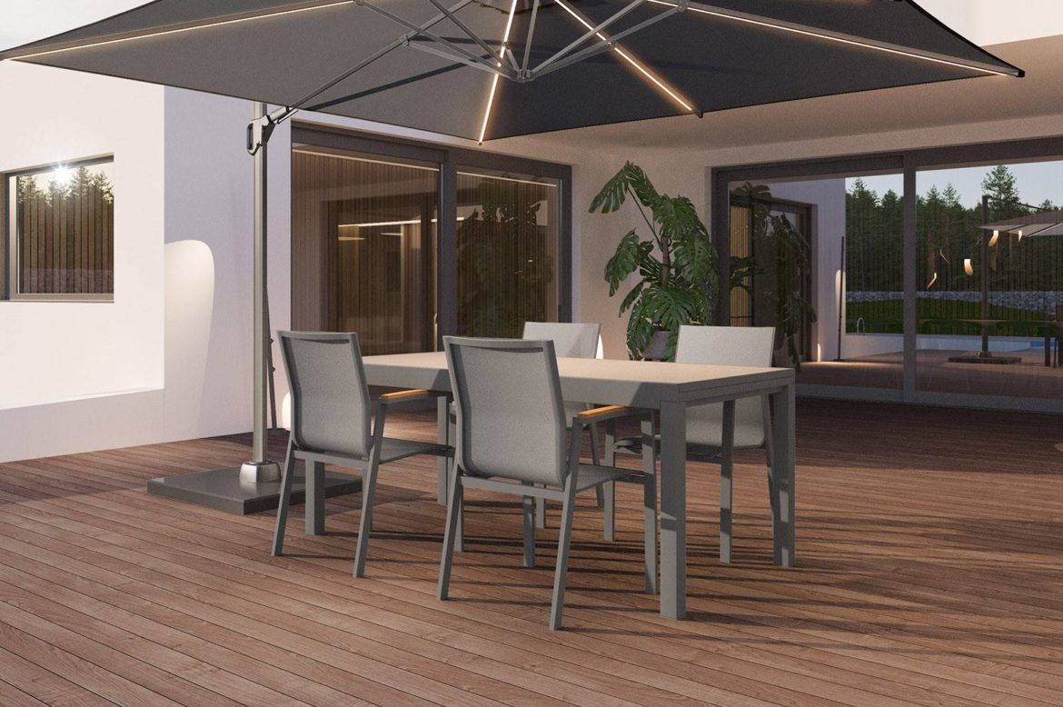 Stół z krzesłami w ogrodzie