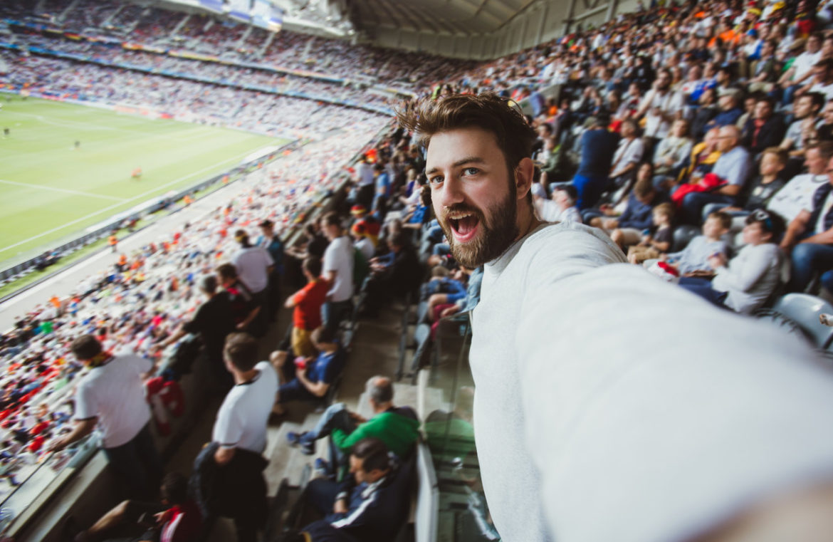 mezczyzna-na-stadionie_Easy-Resize.com Przygotuj się na Euro 2020 i wybierz najlepsze gadżety kibica!